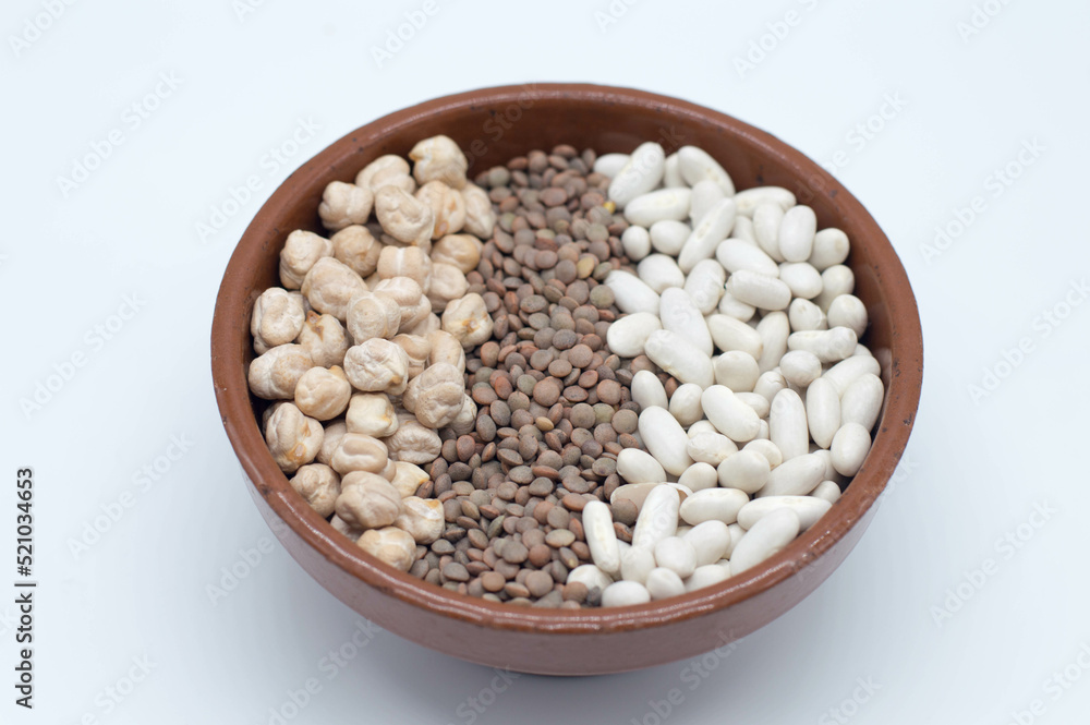 Bol con legumbres, lentejas, garbanzos sobre fondo blanco. Bol con legumbres, lentejas, garbanzos sobre fondo blanco.