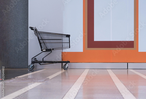 Shopping carts in shopping malls © Chinnachote