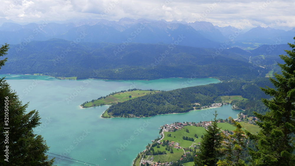 Blick vom Panoramaweg des Herzogstands auf den Walchensee und die bayrische Alpen
