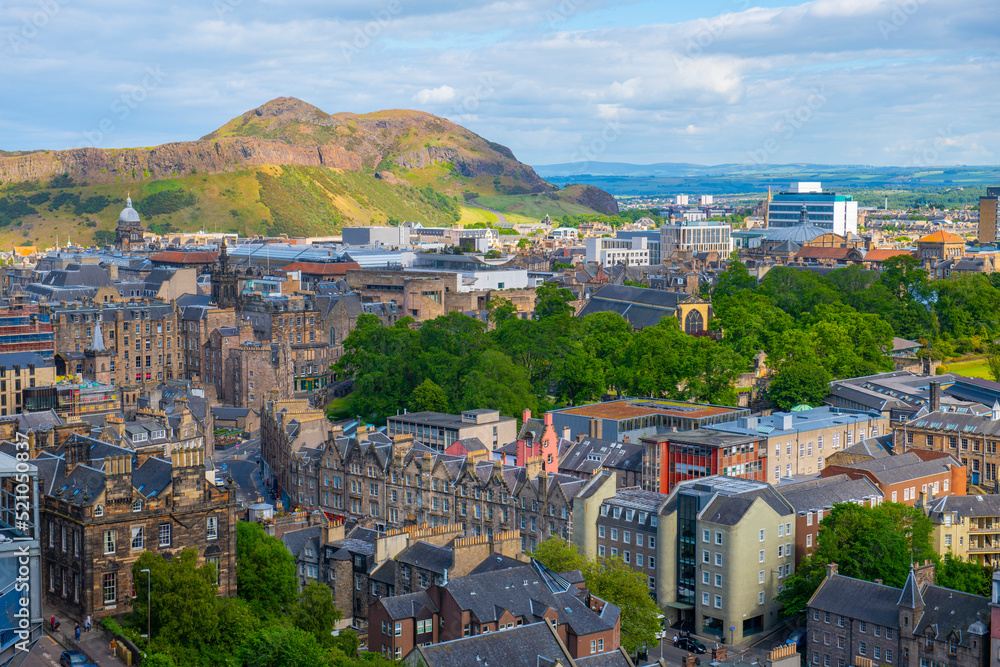 Obraz premium Old Town aerial view and Holyrood Park at the background from Edinburgh Castle in Edinburgh, Scotland, UK. Old town Edinburgh is a UNESCO World Heritage Site since 1995. 