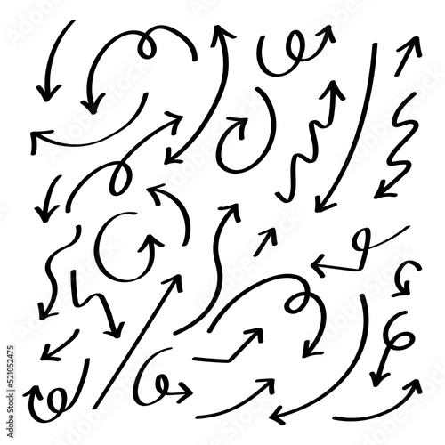 Conjunto de iconos de flechas negra onduladas dibujadas a mano de diferentes formas y direcciones. Indicadores