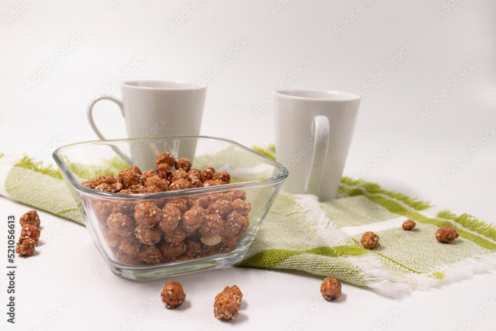 Cacahuates garapiñados con tazas de café Cacahuates garapiñados con tazas de café
