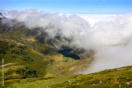 Le lac d'Isaby sous la brume à Hautacam