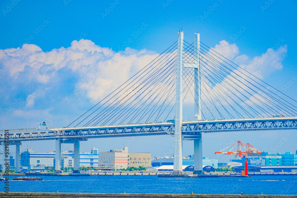 Obraz premium 横浜ベイブリッジと夏空