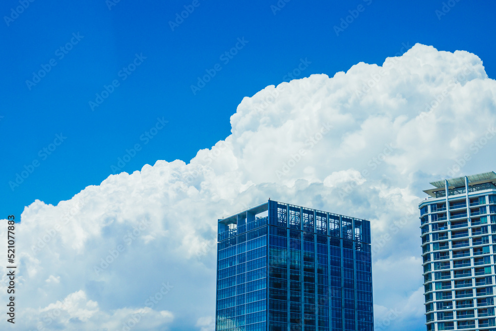 夏の入道雲とみなとみらい