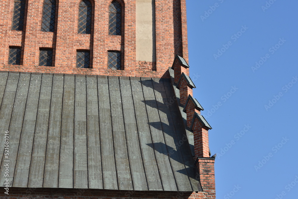 Dach i elementy poprzeczne na krawędzi dachu katedry w Braniewie - obrazy, fototapety, plakaty 