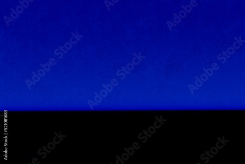 鮮やかな青と黒の色面分割 photo