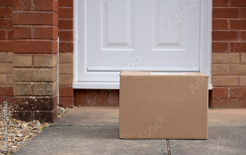Принти на полотні A large cardboard delivery box in front of a doorstep in the UK