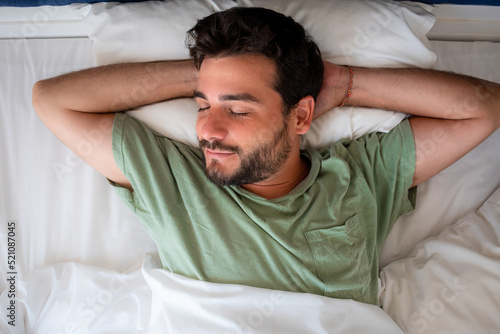 Hombre durmiendo plácidamente en su cama