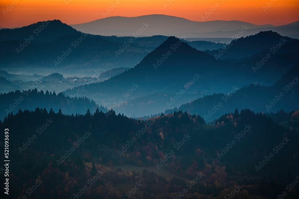 Widok Pienin z Trzema Koronami z wysokiego Wierchu Widok Pienin z Trzema Koronami z wysokiego Wierchu