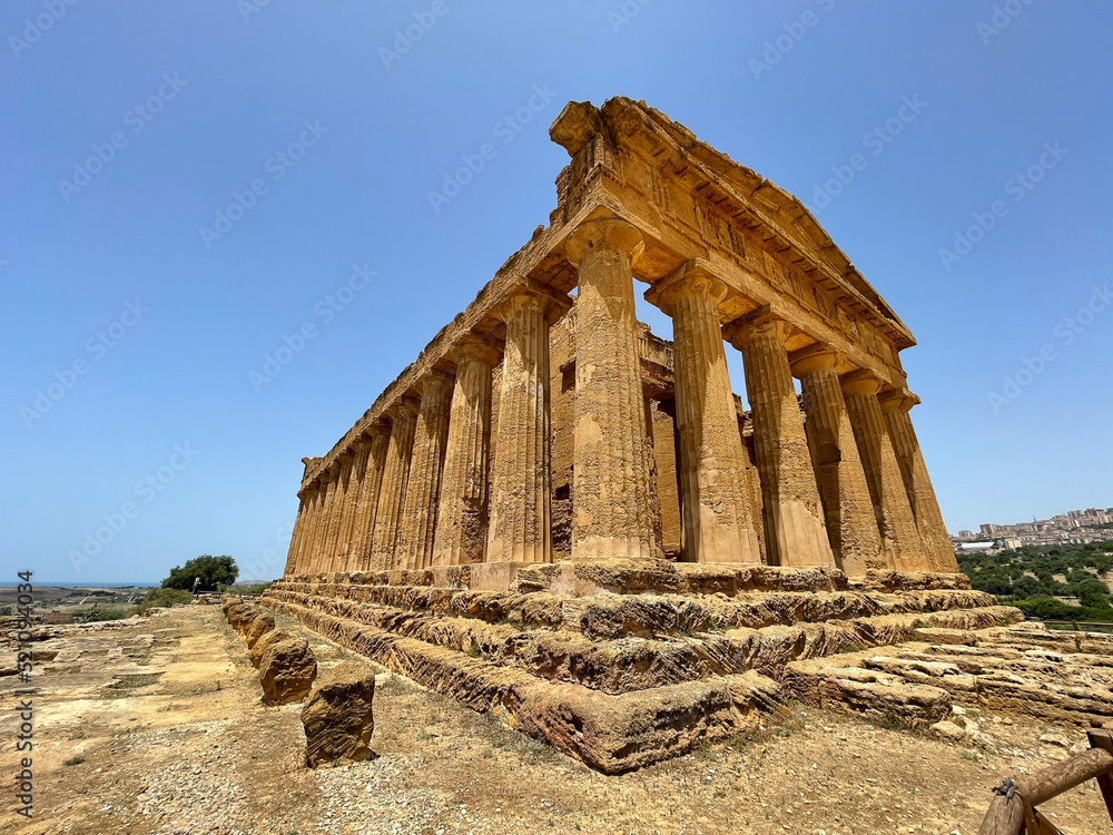 Fototapeta premium Agrigento, Sicily Temple of Concordia at Valley of the Temples 