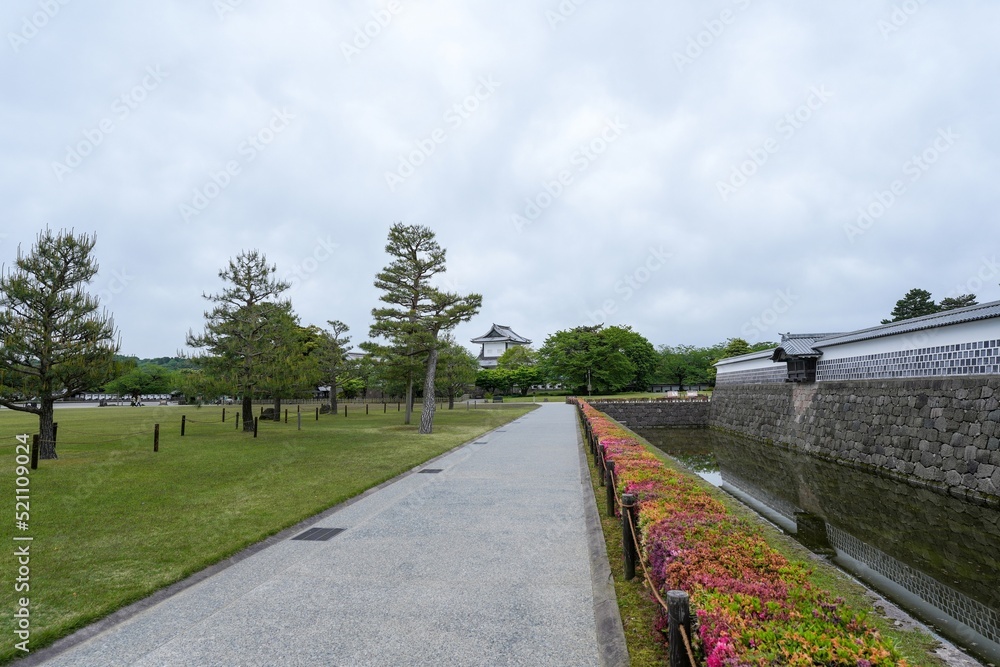 白壁の櫓と新緑に囲まれた春の城内の情景＠石川