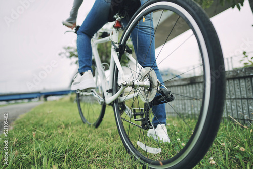 自転車に乗る女性の足元