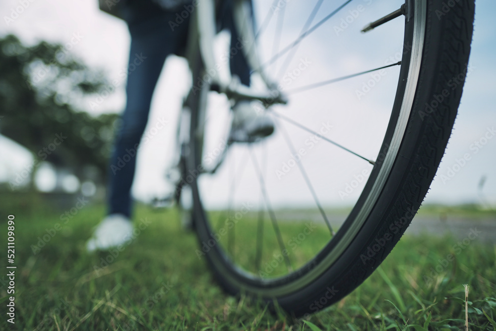 Fototapeta premium 自転車に乗る女性の足元