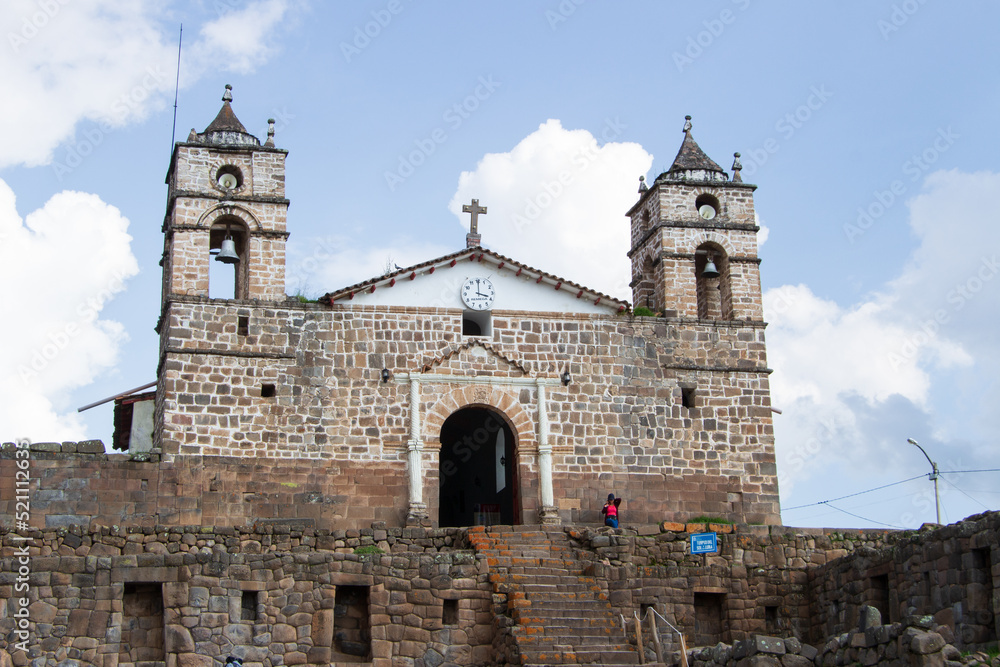 Iglesia antigua en Perú, vilcashuaman, iglesia de piedra con campanarios.