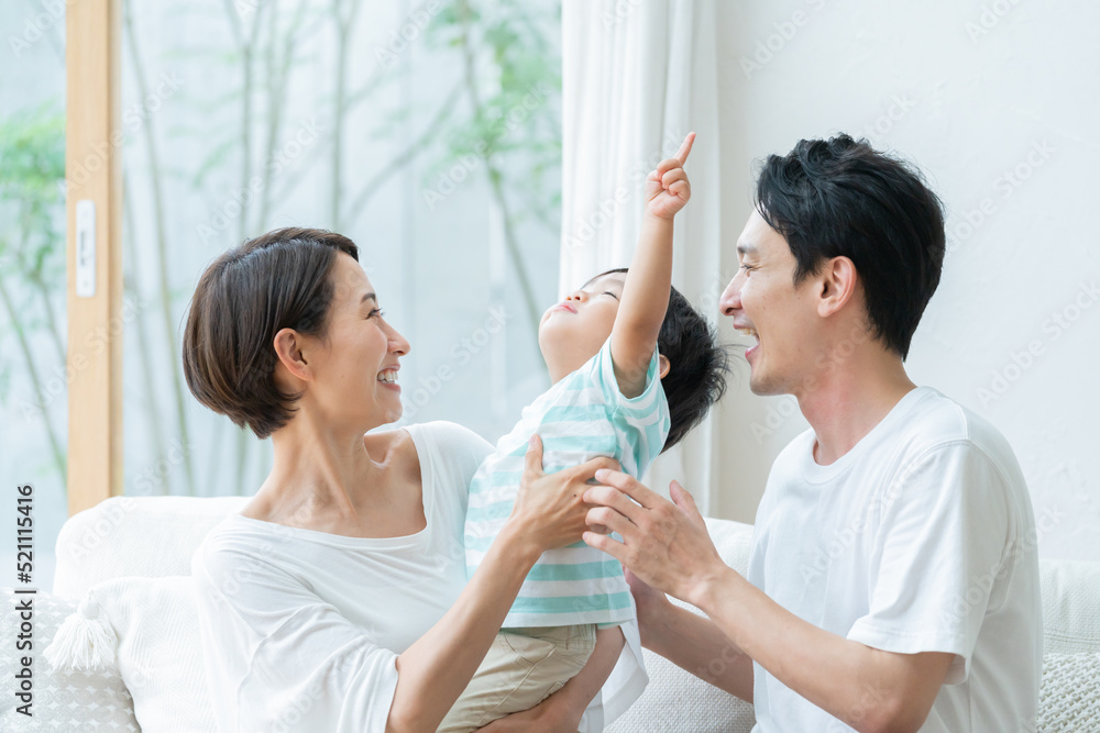 リビングにいる笑顔の親子(家族・ファミリー・育児・子育て) リビングにいる笑顔の親子(家族・ファミリー・育児・子育て)