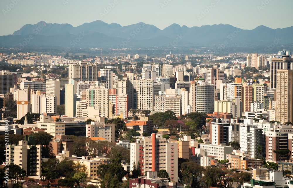 Cidad de Curitiba, capital do Paraná, Brasil, vista do alto da torre panorâmica, no horizonte as montanhas da Serra do Mar, onde se vê o Pico Marumbi.