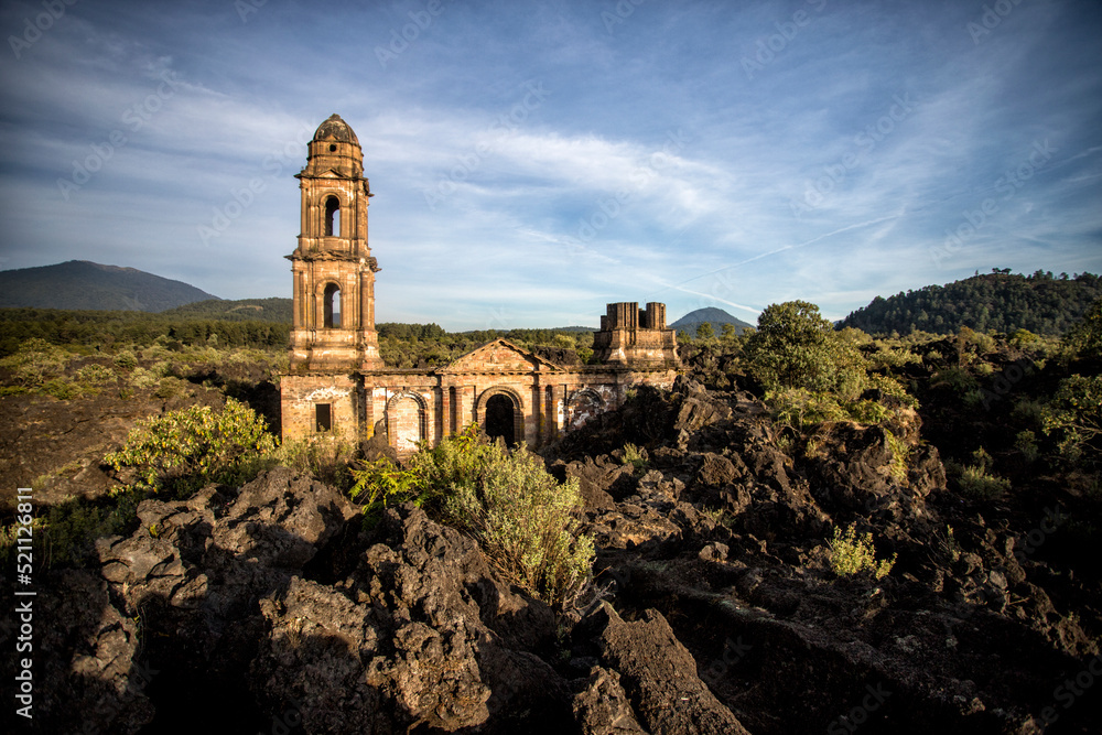 Stockfoto med beskrivningen Antigua Iglesia de San Juan Parangaricutiro,  enterrado por el Volcan Paricutin, Michoacan Mexico | Adobe Stock