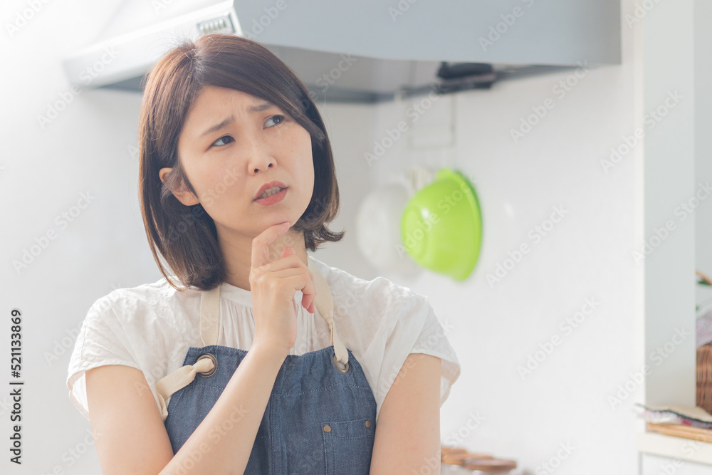 料理の献立で悩む主婦 Stock 写真 | Adobe Stock