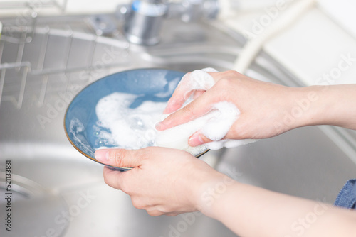 Fototapete 皿洗いをする女性