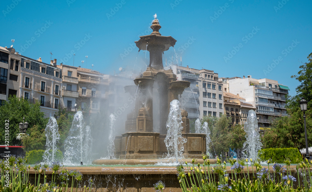 La monumental fuente de las batallas durante un día soleado de verano en la ciudad de Granada, España