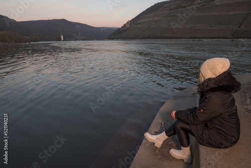 Frau am Rheinufer Bingen im Sonnenaufgang