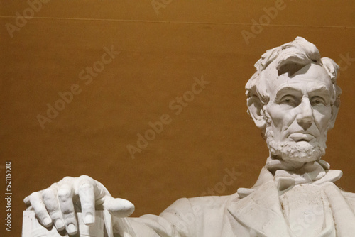 statue of Lincoln