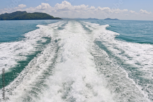 Εκτύπωση καμβά Wake. Wake caused by cruise ship in Sea.