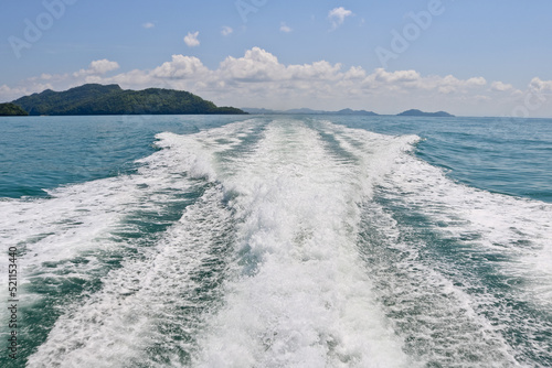 Foto Wake. Wake caused by cruise ship in Sea.
