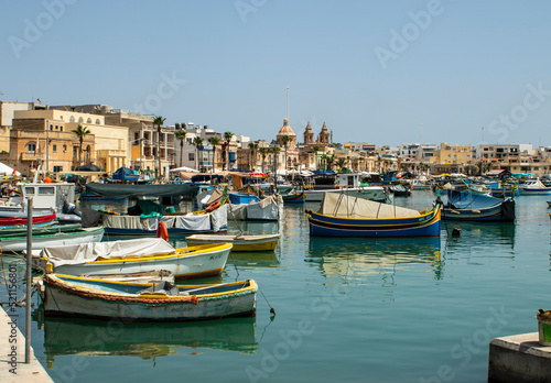 Luzzus  las barcas de Marsaxlokk en Malta  coloridas embarcaciones