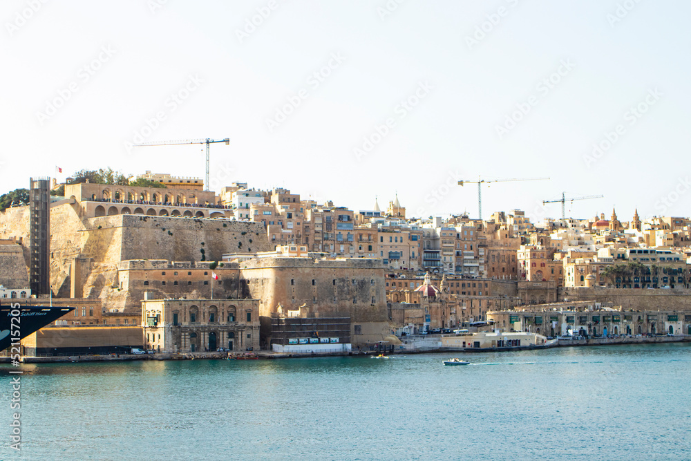 Vista de la Valeta Capital de Malta desde el mar Mediterraneo