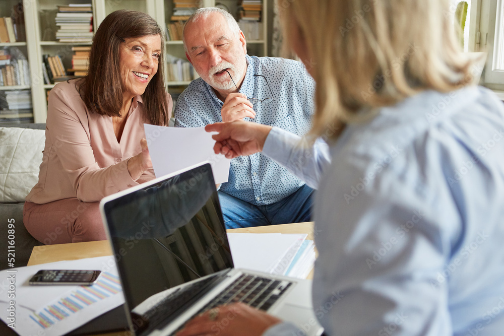 Senioren Paar mit Angebot zur Finanzierung der Pflege Senioren Paar mit Angebot zur Finanzierung der Pflege