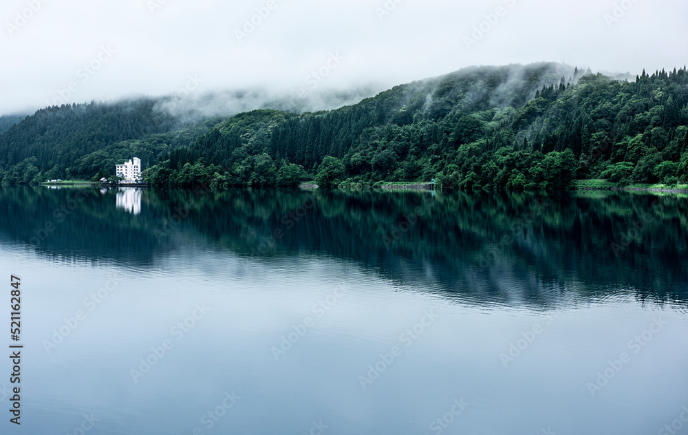 Naklejka premium 夜明けの湖面に浮かぶ白い館