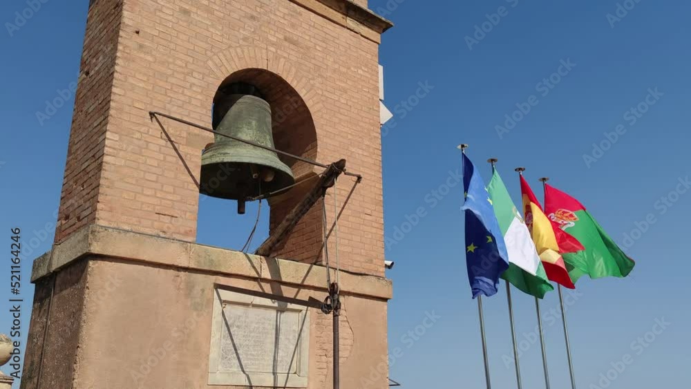 campana-en-la-torre-de-la-vela-junto-a-banderas-ondeantes-al-viento-en