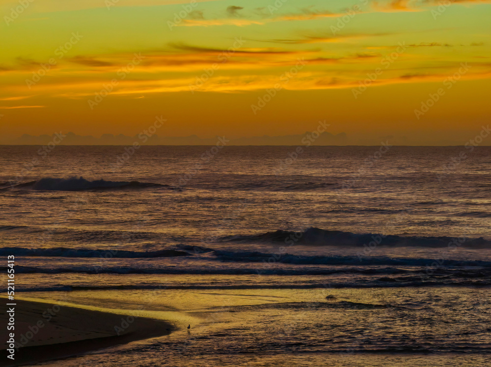 Obraz premium Sunrise and high cloud cover by the sea and lagoon