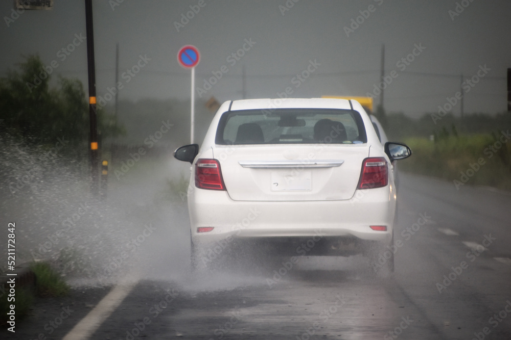 雨、高速道路、車道、ハイウェイ、土砂降り、白い車、国産車、水しぶき