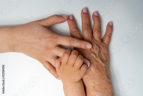 Obraz na plátne Conjunto de manos de tres generaciones, madre, abuela e hija