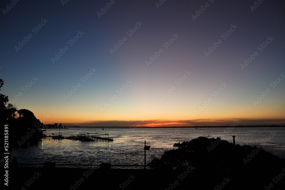 Obraz premium Atardecer Río