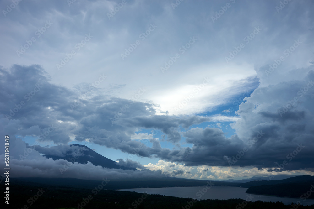 雲・富士山・シルエット・山中湖・風景 雲・富士山・シルエット・山中湖・風景