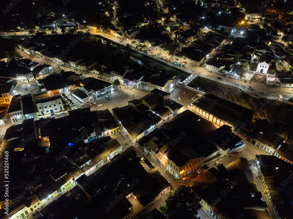 Obraz premium Night photography of a planned historic city in the midst of nature