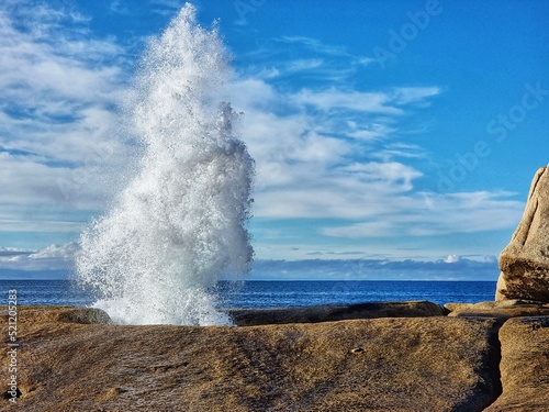 Valokuva Nature's Spectacle: The Breathtaking Surge of the Ocean
