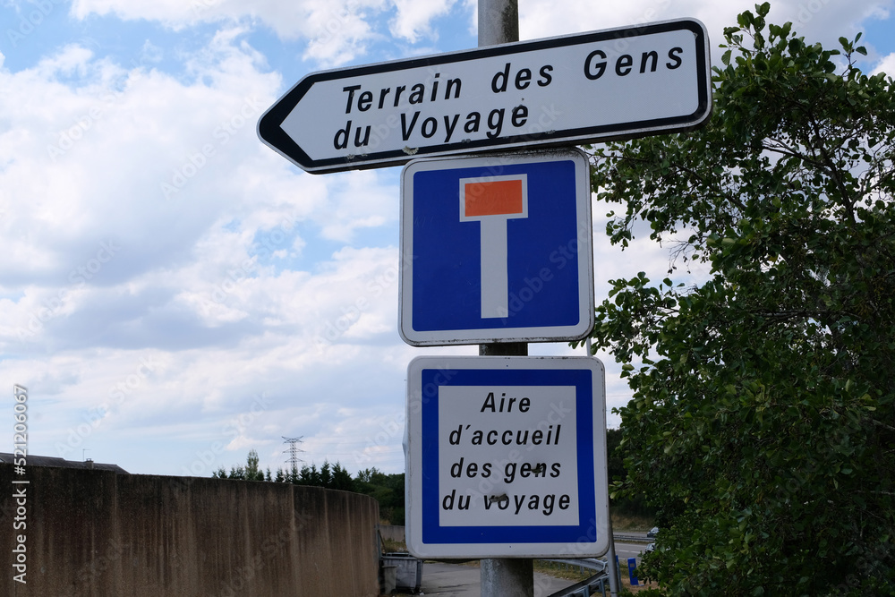 Obraz premium Panneau indiquant terrain des gens du voyage et une impasse