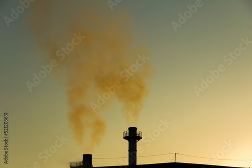 Fumaça saindo das chaminés da fábrica. Poluição do ar por fumaça saindo das chaminés de fábrica com o céu ao fundo.