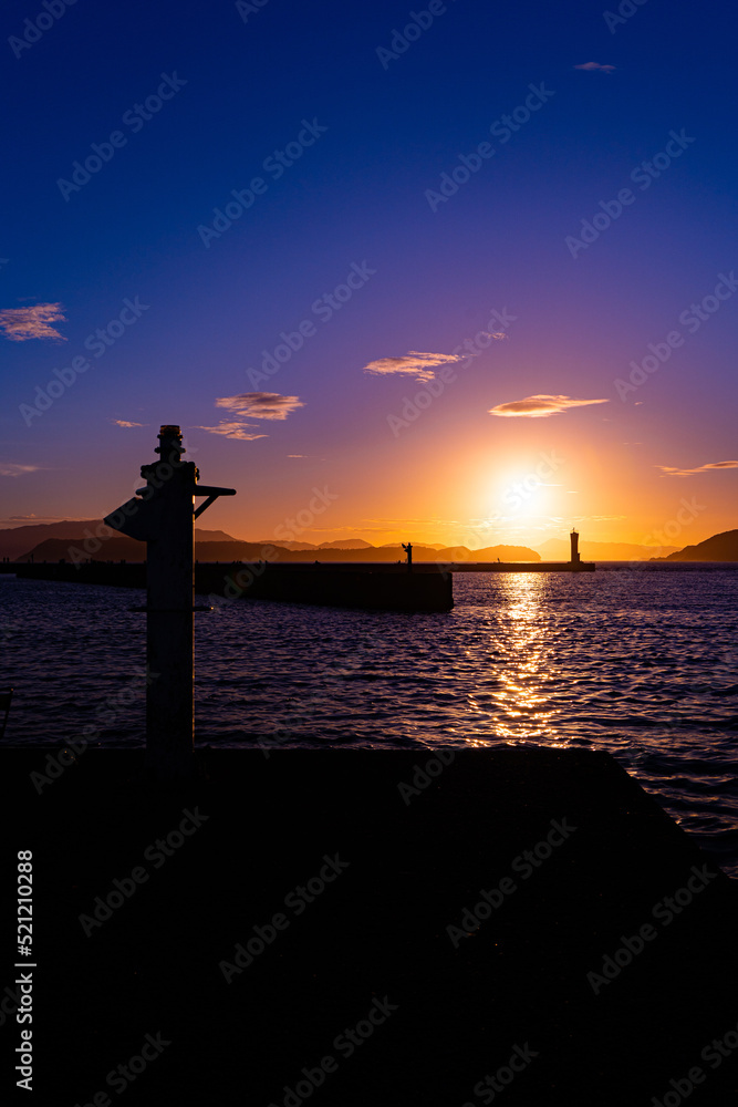 加太の防波堤から見る淡路島へ沈む夕日