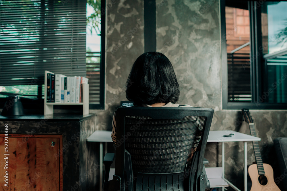 Φωτογραφία Happy young woman sitting on the chair during finding her project working in the office and work from home and working on a remote project at home, freelance life, office syndrome