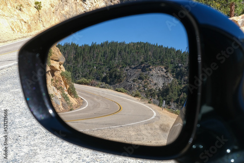 Reflet dans un miroir d'une route en Californie