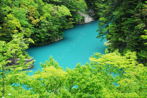 鮮やかなエメラルドグリーンの湖 © hyururu