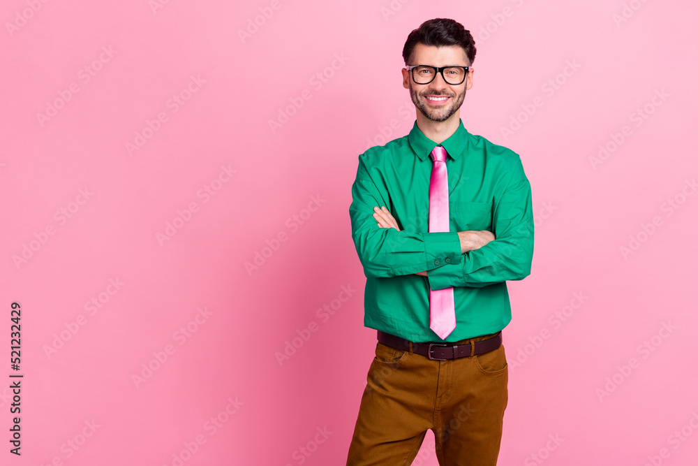 Photo of confident attractive man dressed green shirt eyewear arms crossed empty space isolated pink color background Photo of confident attractive man dressed green shirt eyewear arms crossed empty space isolated pink color background