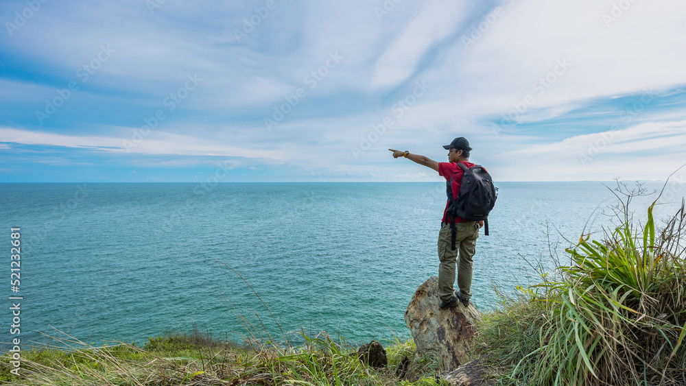 Obraz premium person standing on a cliff