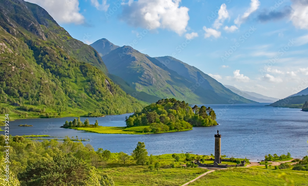 Keuken achterwand met Glenfinnan Monument Een toren tegen de schilderachtige achtergrond van Loch Shiel. Schotland prachtig landschap #521239234
